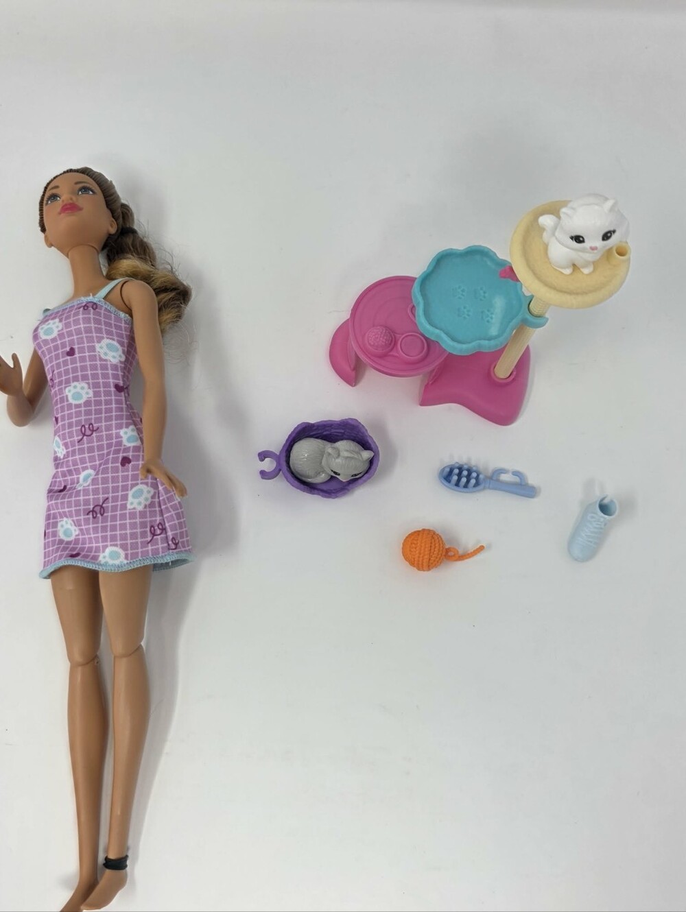 Mattel Barbie Kitty Condo Playset Doll Brunette Cat Tree 2 Kittens Brush Yarn